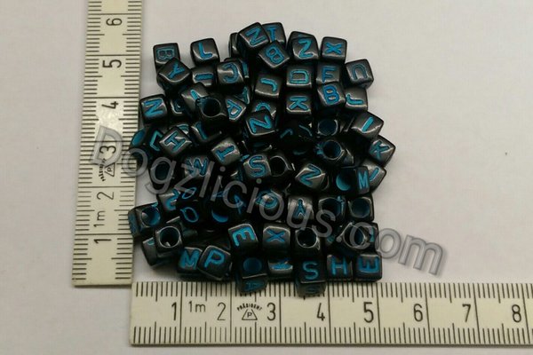 Buchstabenwürfel schwarz mit blauer Schrift (100 Stück)